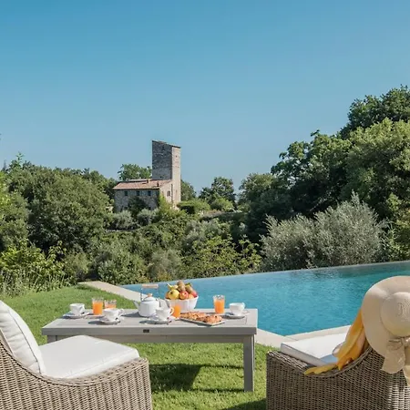 Holiday home Chateau Sleeps 12 With Pool Air Con And Wifi *